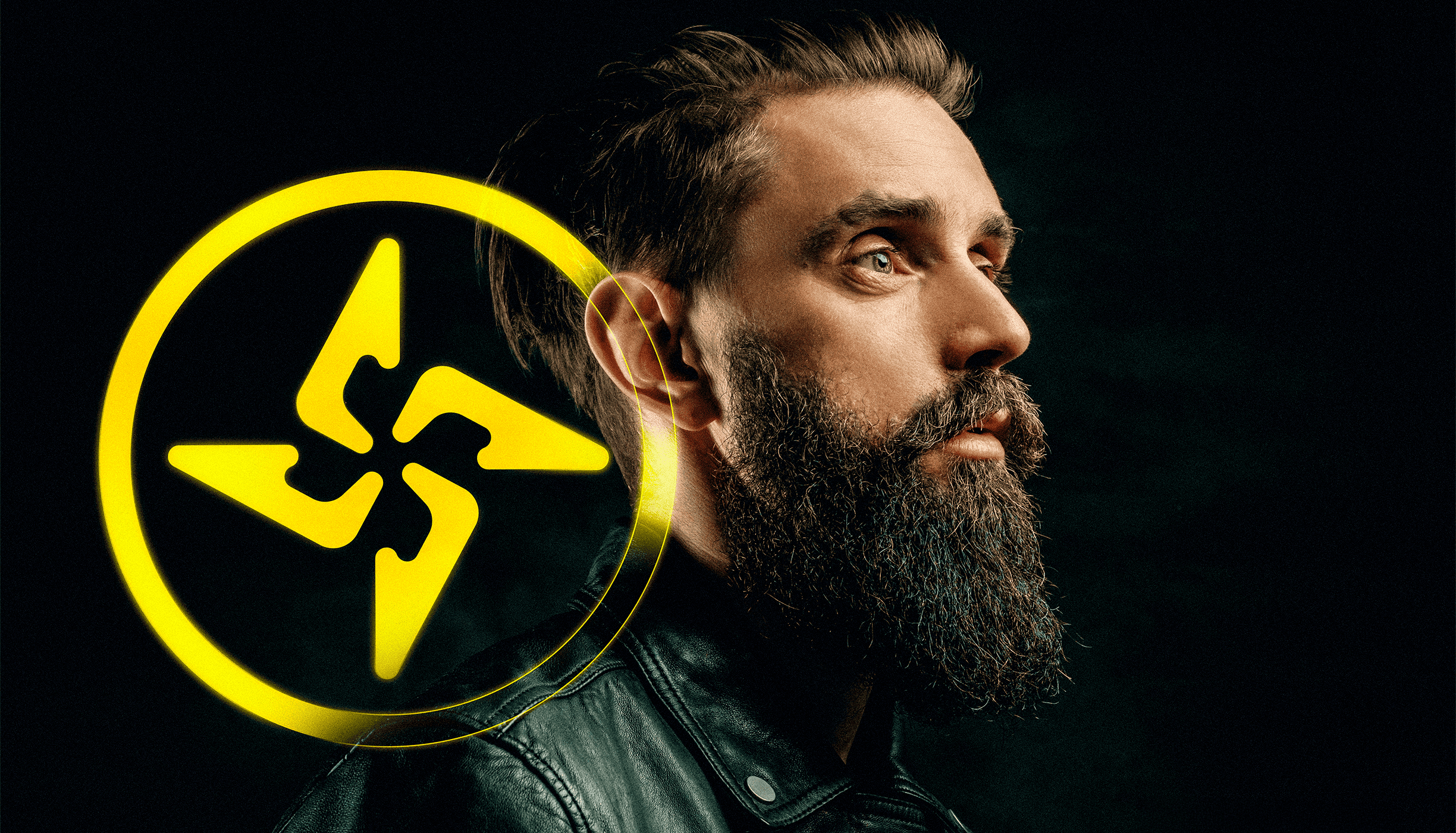 Banner da Itera com close-up de homem barbudo e elemento gráfico amarelo representando a identidade visual da marca.