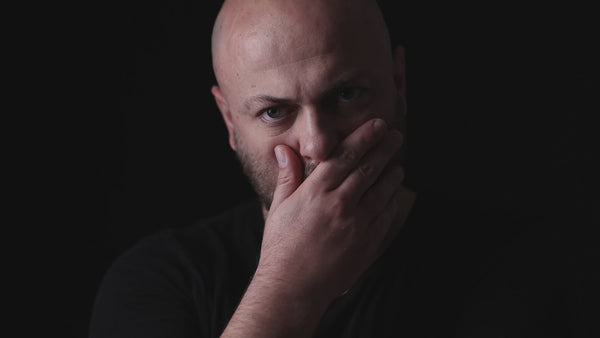 Vídeo de apresentação da Itera Brasil destacando a identidade visual amarela e cuidados capilares para homens.